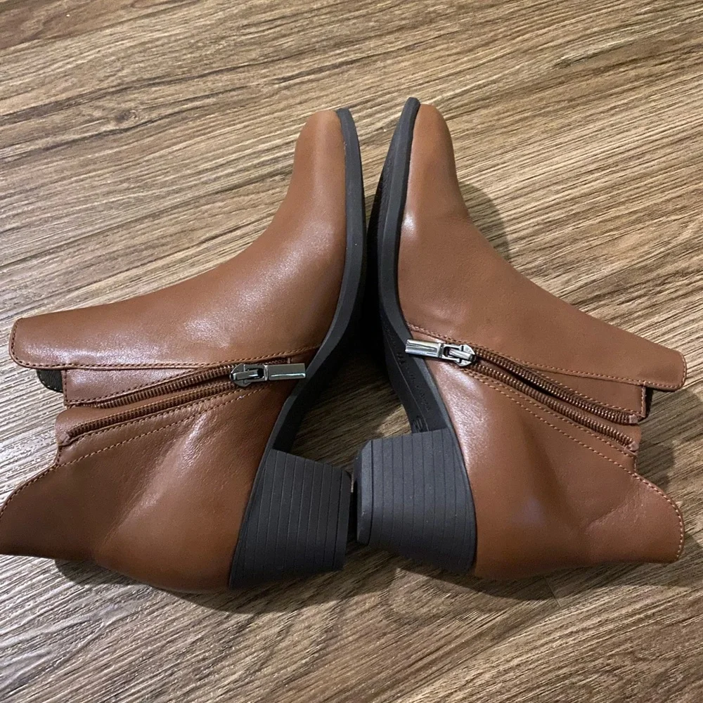 Munro Brown Ankle Booties. women’s size 7
